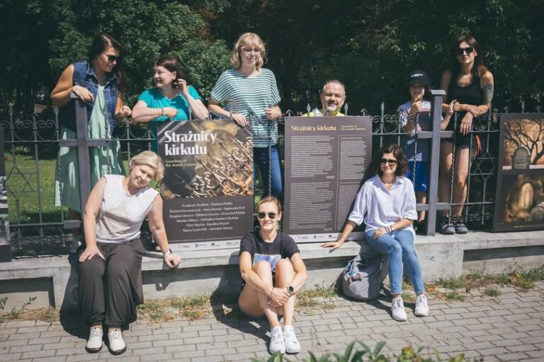 „Strażnicy kirkutu” – wystawa na ogrodzeniu Cmentarza Żydowskiego w Tarnowie