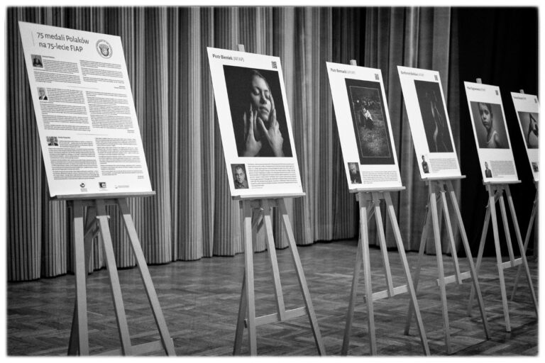 Wernisaż wystawy „75 medali Polaków na 75-lecie FIAP” – Dom Kultury w Tuchowie